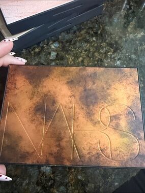 Unused nars bord de plage highlight and contour palette
